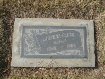 Pleak, Laurena ('Laura') gravesite