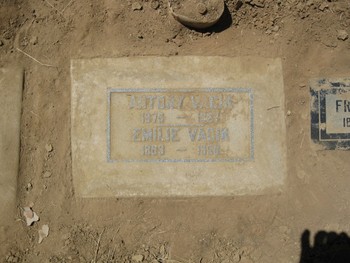 Vacik, Antony gravesite